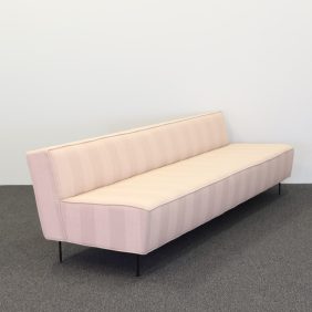 Rosa/beige Soffa Modern Line från Gubi